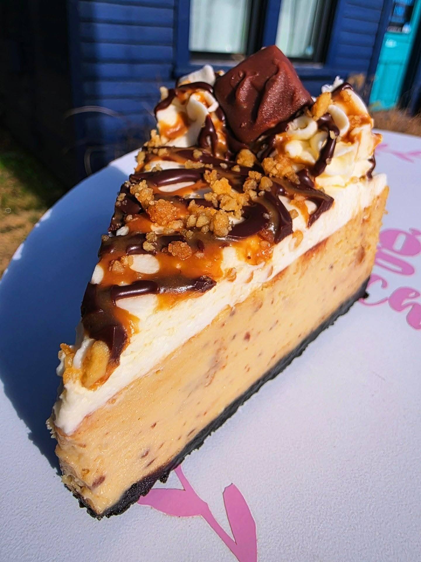Caramel-Peanut-Candy-Bar-Cheesecake